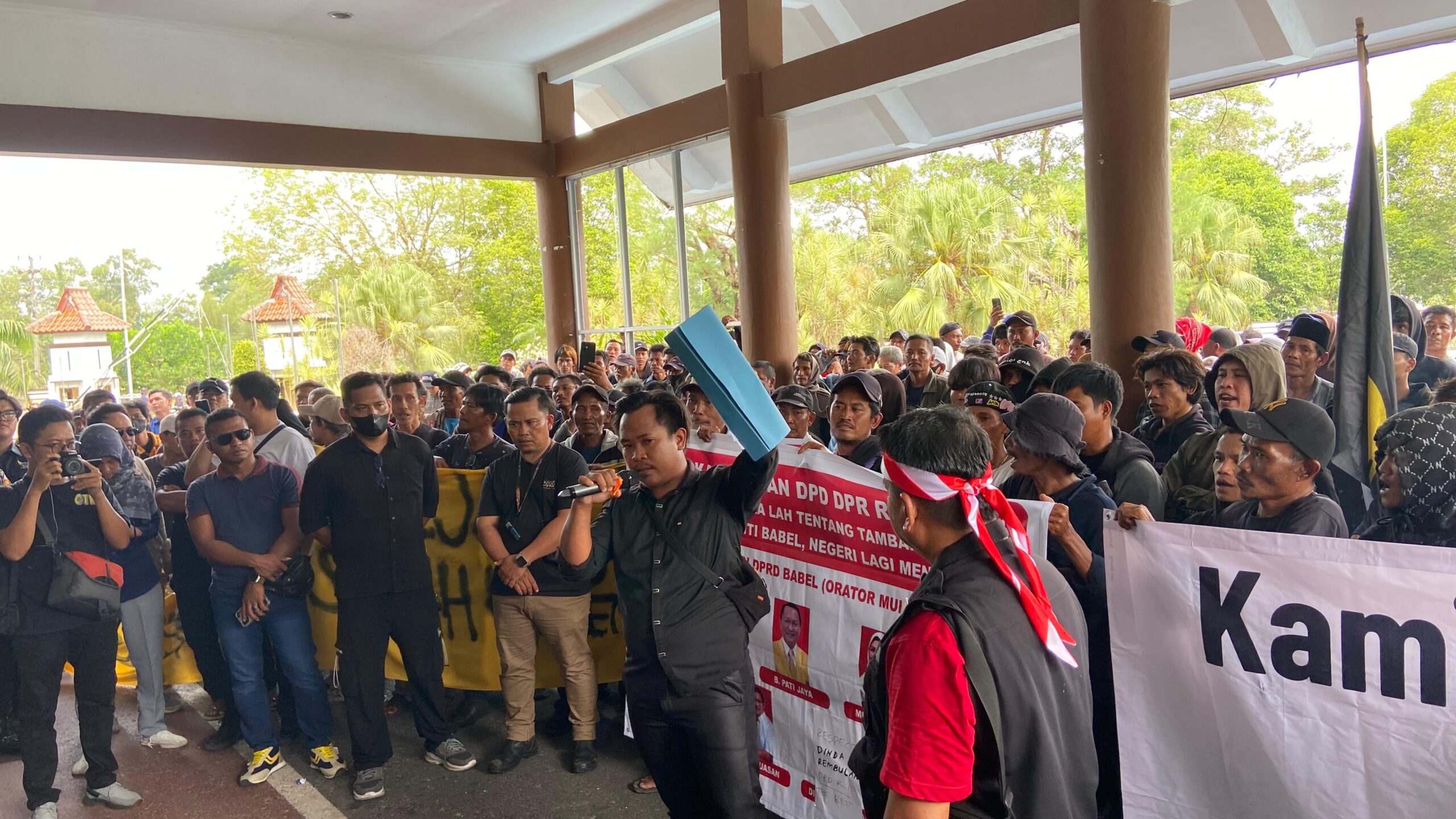Ratusan penambang rakyat